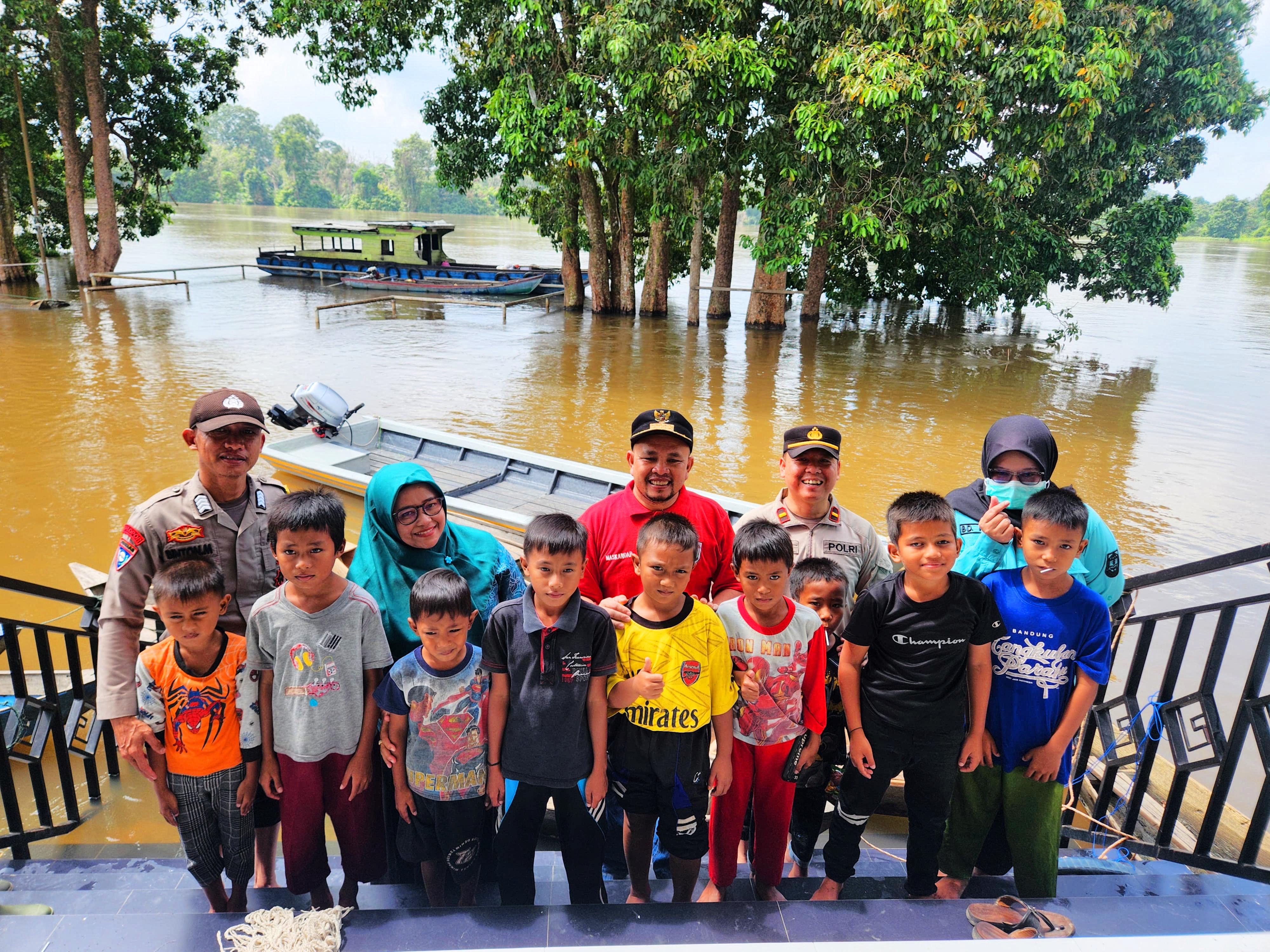 Bangunan Sekolah Terendam, Polsek Langgam Beri Tindakan Trauma Healing Bagi Anak-anak