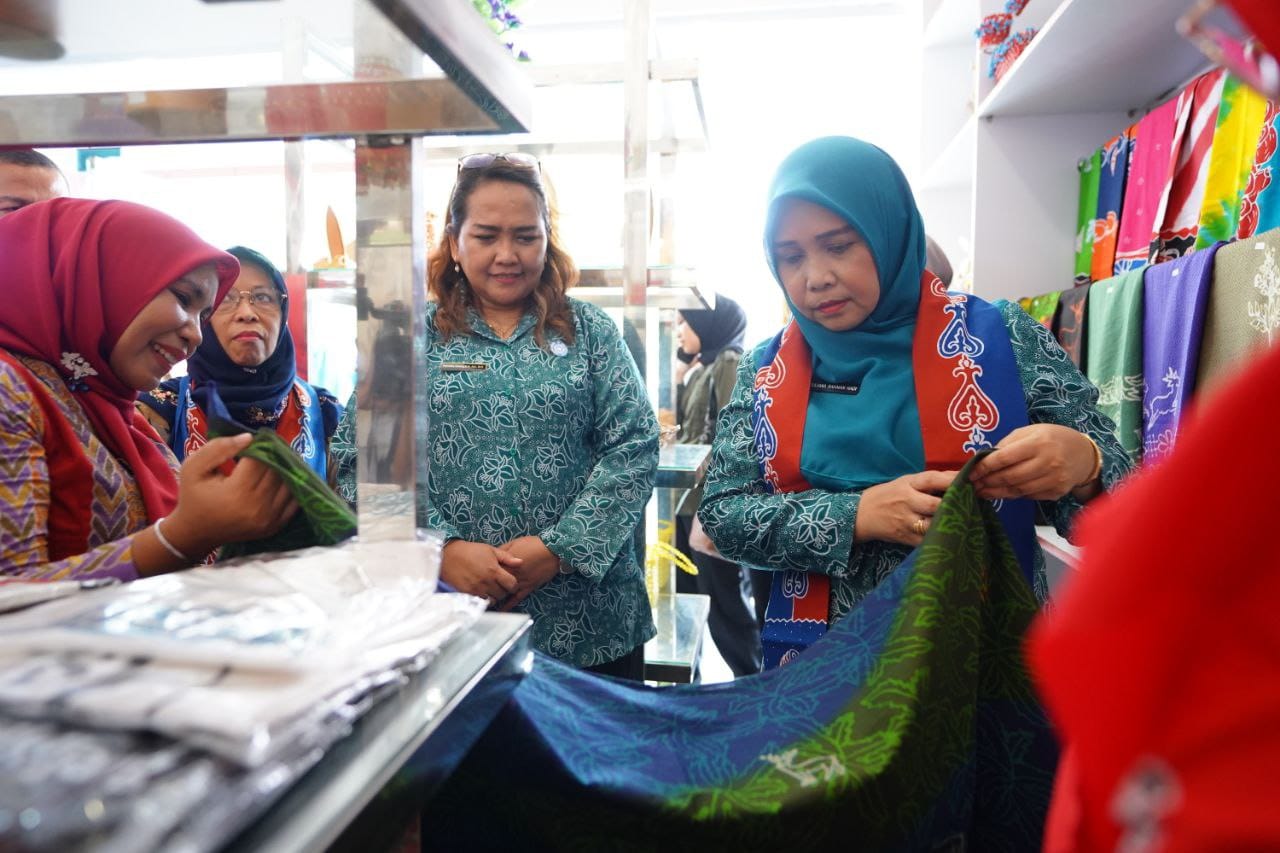 Dekranasda Gelar Lomba Desain Motif Tenun dan Batik Khas Riau