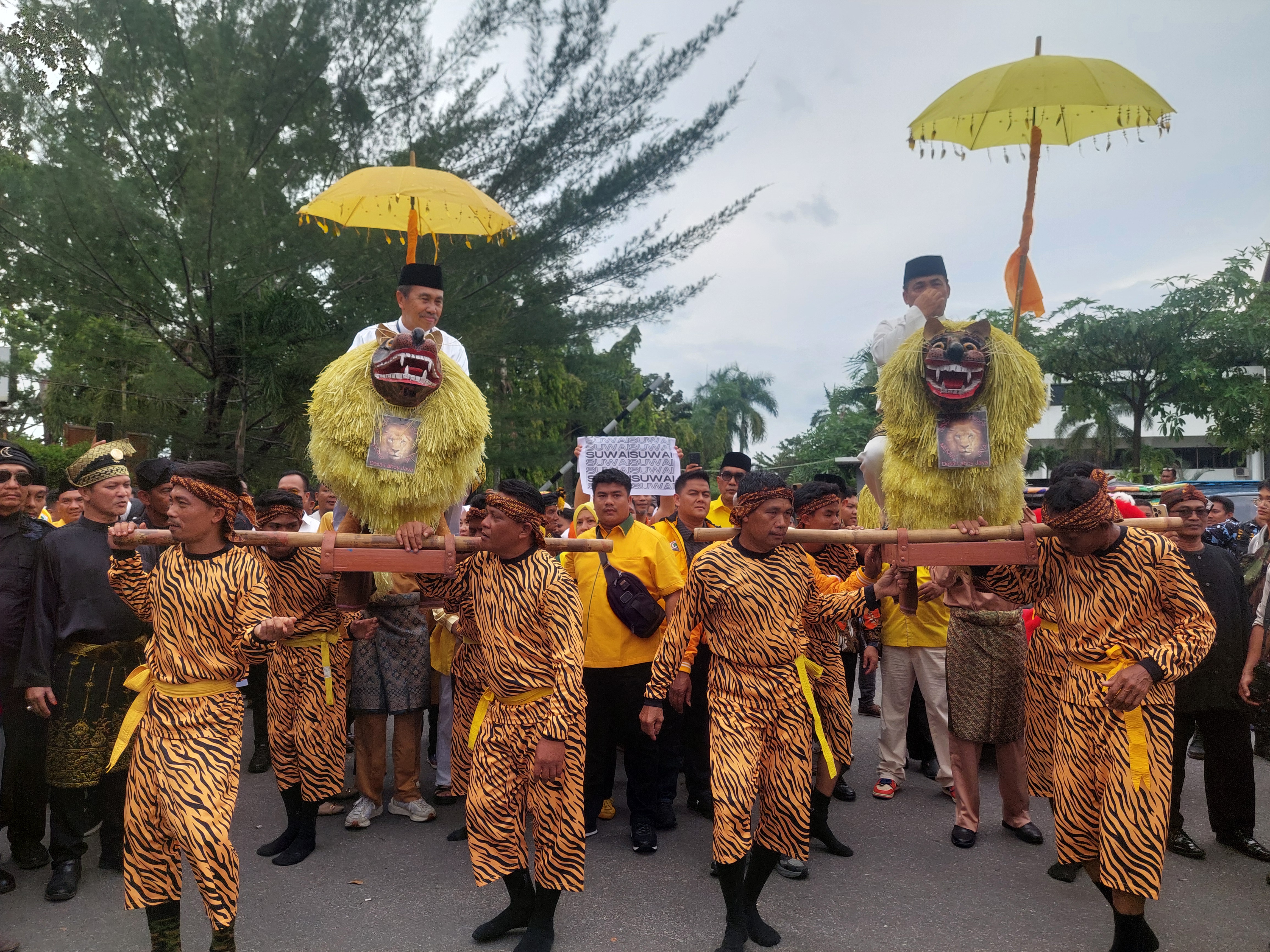 Daftarkan Diri Maju Pilgubri, Syamsuar-Mawardi Tiba di KPU Riau