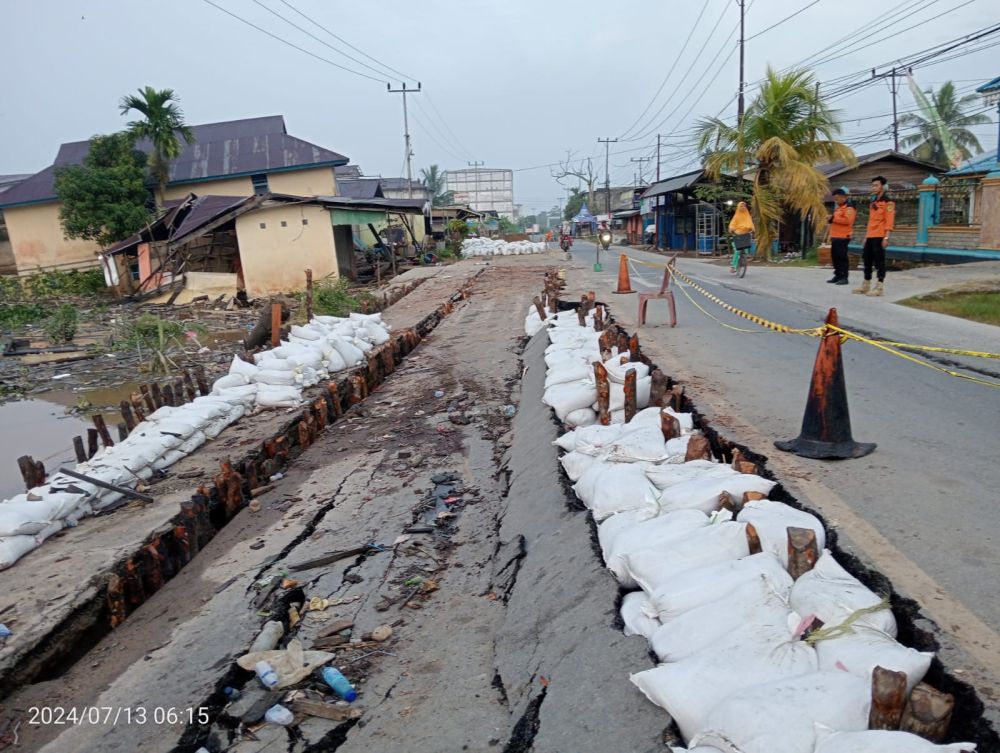 Badan Jalan Parit 6 Tembilahan Hulu Mengalami Penurunan Pasca Longsor