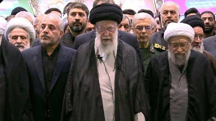 Ayatollah Sayyed Ali Khamenei Pimpin Salat Jenazah Presiden Raisi