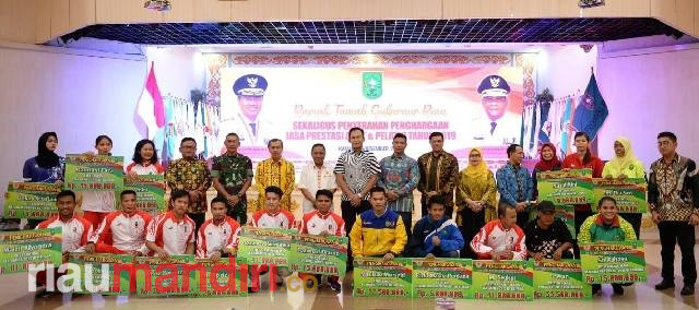 Pemprov Bersama KONI Riau Serahkan Bonus kepada 316 Atlet dan Pelatih