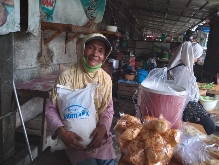 Bantuan Bahan Pokok untuk Mursyani, Penjual Keripik Jengkol di Pekanbaru