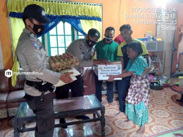 Polsek Benai Beri Bantuan Nenek Renta Korban Kebakaran