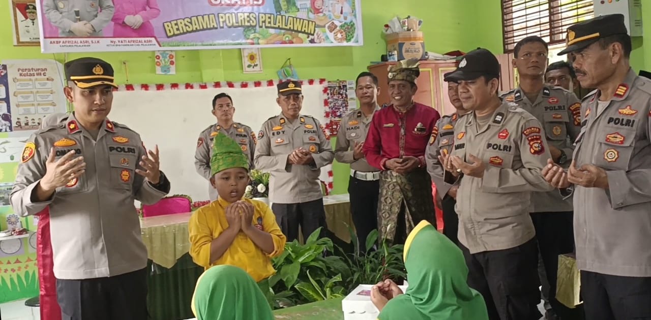 Turut Sukseskan Program MBG, Polres Pelalawan Bagikan 900 Paket di SDN 009 Pangkalan Kerinci