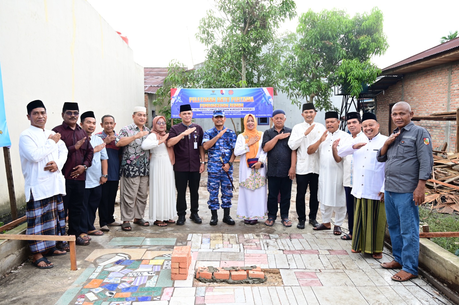 Danlanud RsN Marsma TNI Feri Letakan Batu Pertama Pembangunan RTLH Tuah Madani: Wujud TNI AU Peduli