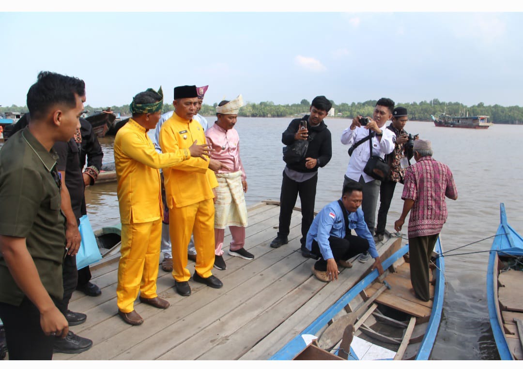 Bantuan Sampan Motor untuk Nelayan Tanjung Baru