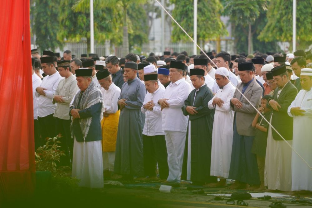 Ribuan Masyarakat Bersama Pj SF Hariyanto Salat di Halaman Kantor Gubri