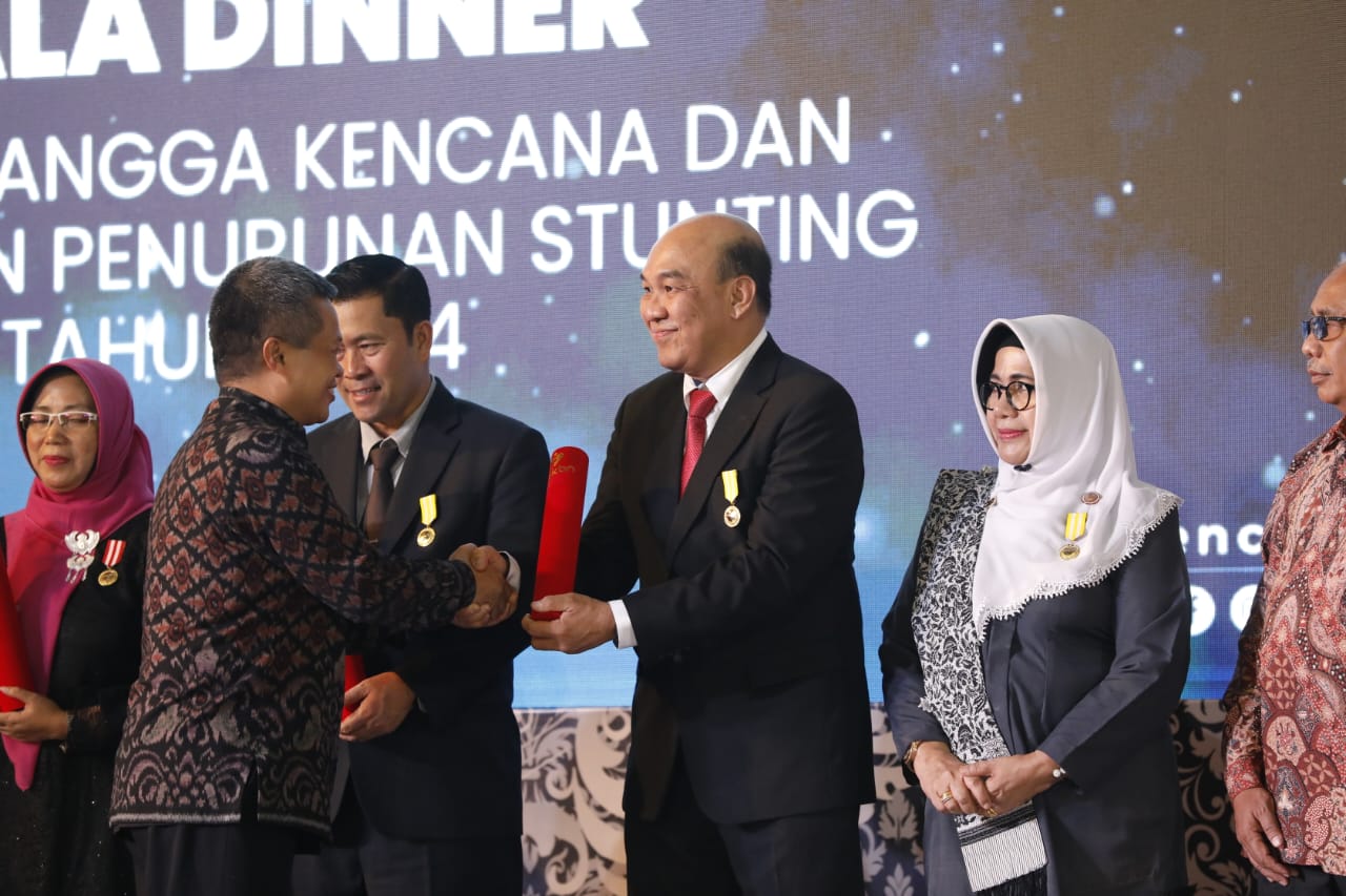 Dorong Upaya Penurunan Stunting di Riau, BKKBN Beri Penghargaan kepada Direktur RAPP