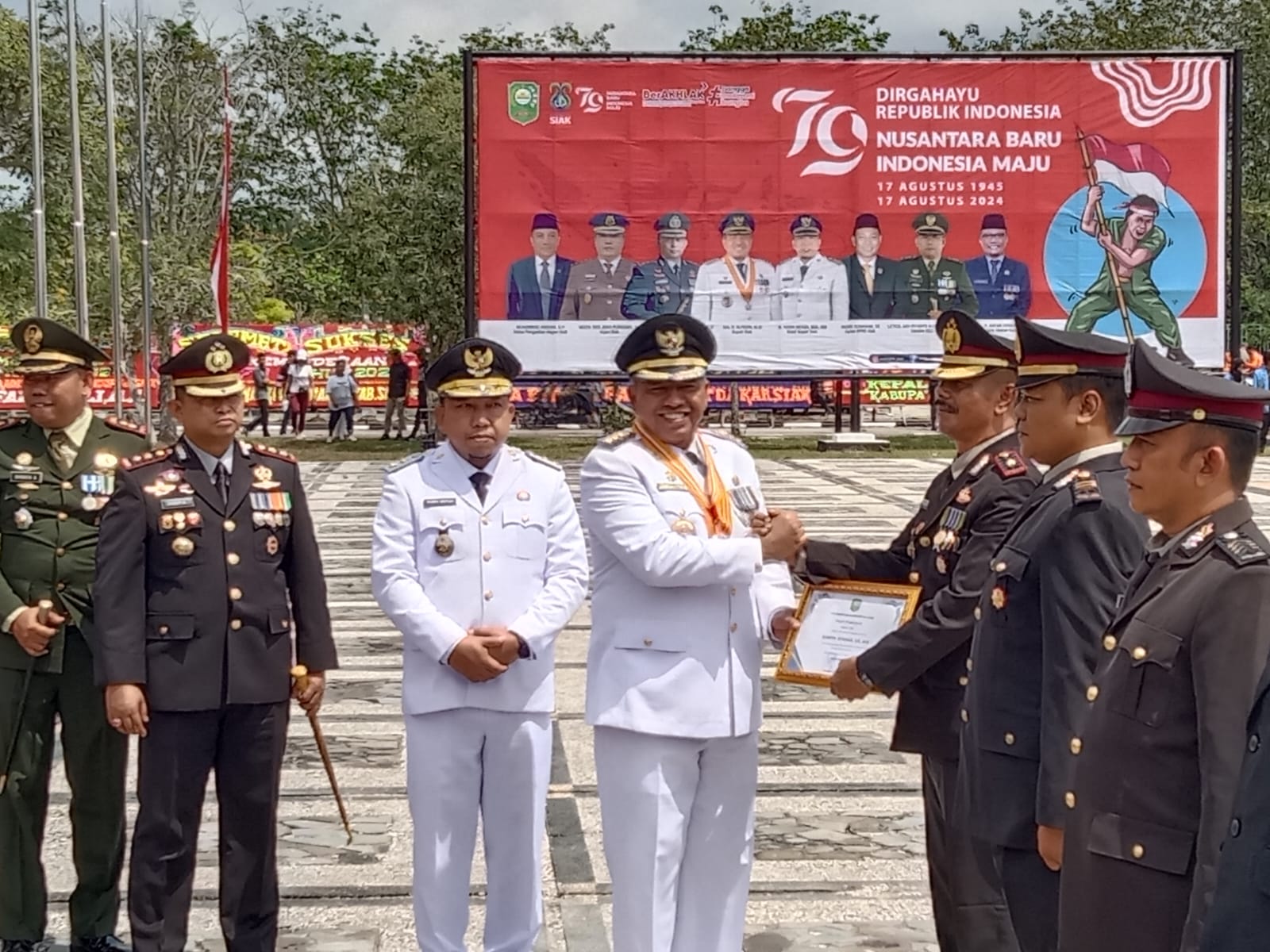 Berhasil Gagalkan Peredaran 7 Kg Ganja, Bupati Alfedri Beri Penghargaan 8 Personel Polres Siak