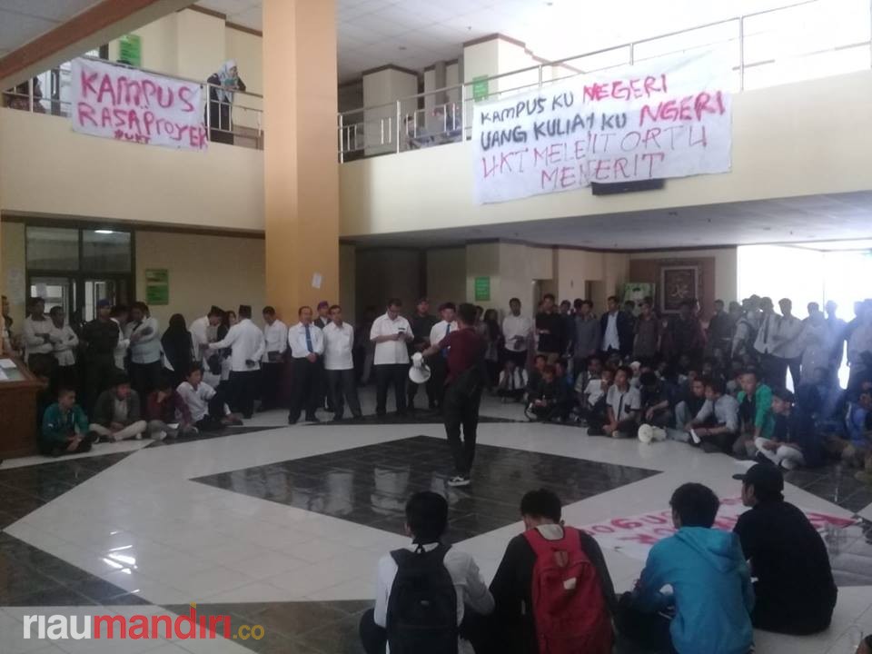 Tuntutan Revisi UKT Tak Digubris, Mahasiswa UIN Suska Segel Gedung Rektorat