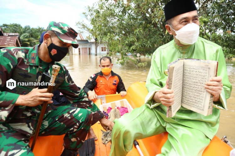 Gubernur Riau-Danrem Selamatkan Alquran dan 3 Ekor Kucing dari Banjir Pekanbaru