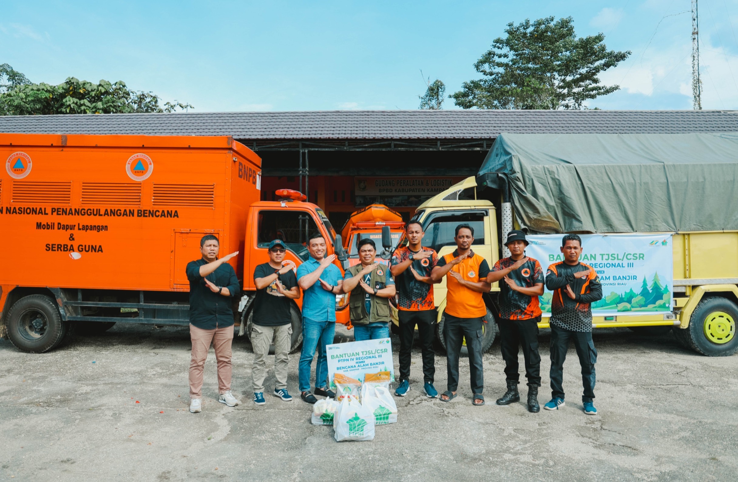 Salurkan 4 Ton Sembako, PTPN IV Regional III Bantu Korban Terdampak Banjir di Kampar