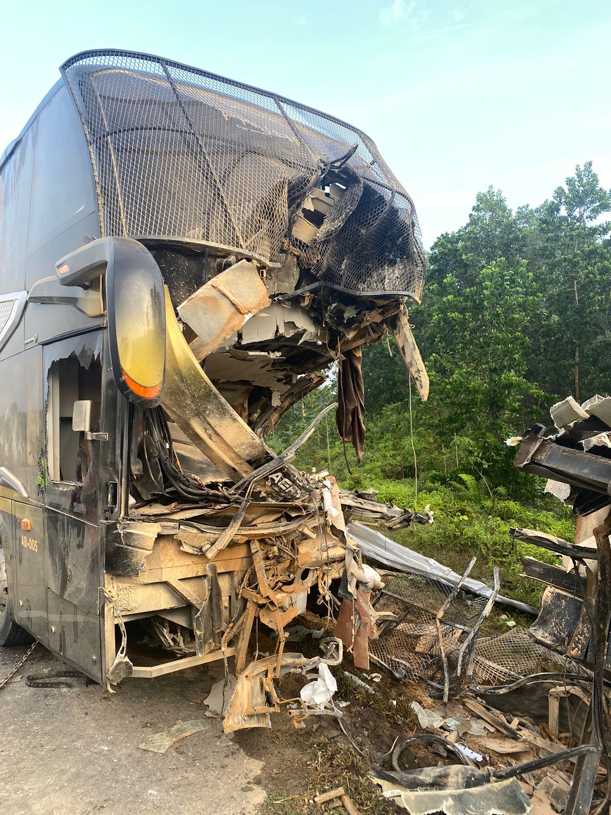 Bus Tabrak Truk Tronton di Tol Permai, 13 Penumpang Alami Luka Hingga Patah Tulang