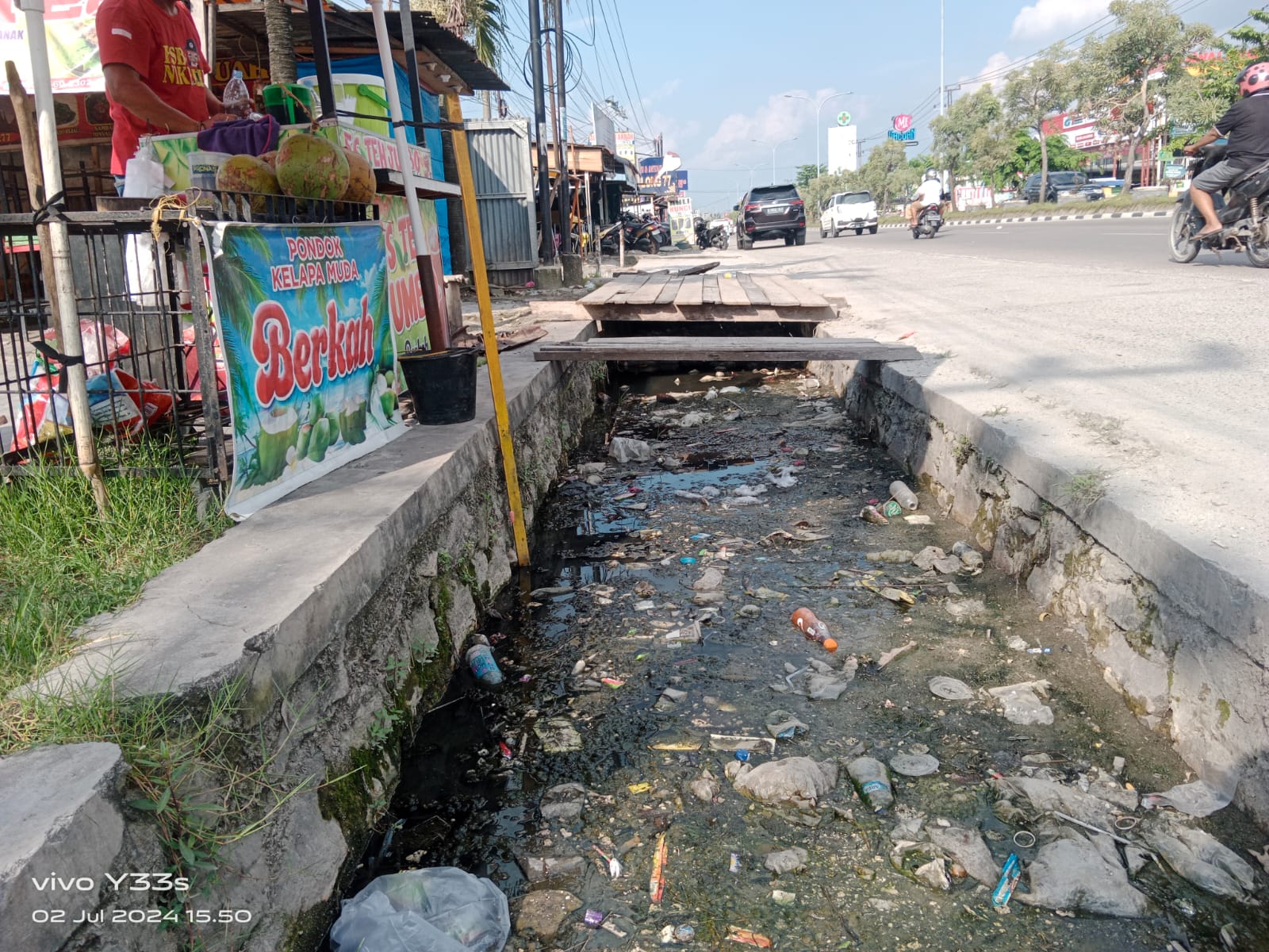 Persoalan Sampah Menumpuk di Aliran Drainase Jalan Soebrantas