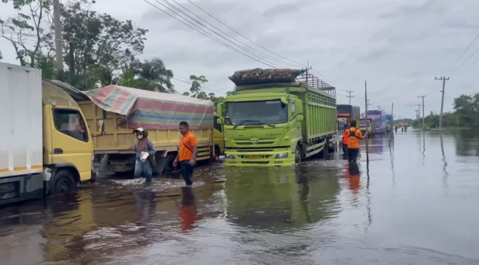 Ketinggian Banjir Bertambah, Lintas KM83 Kemang tak Bisa Dilalui Roda Dua