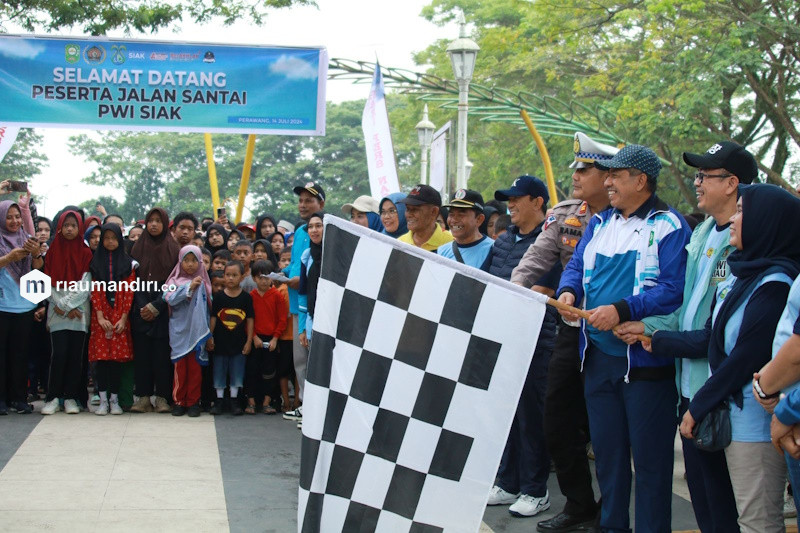 Ribuan Warga Tualang Banjiri Lomba Jalan Santai PWI Siak