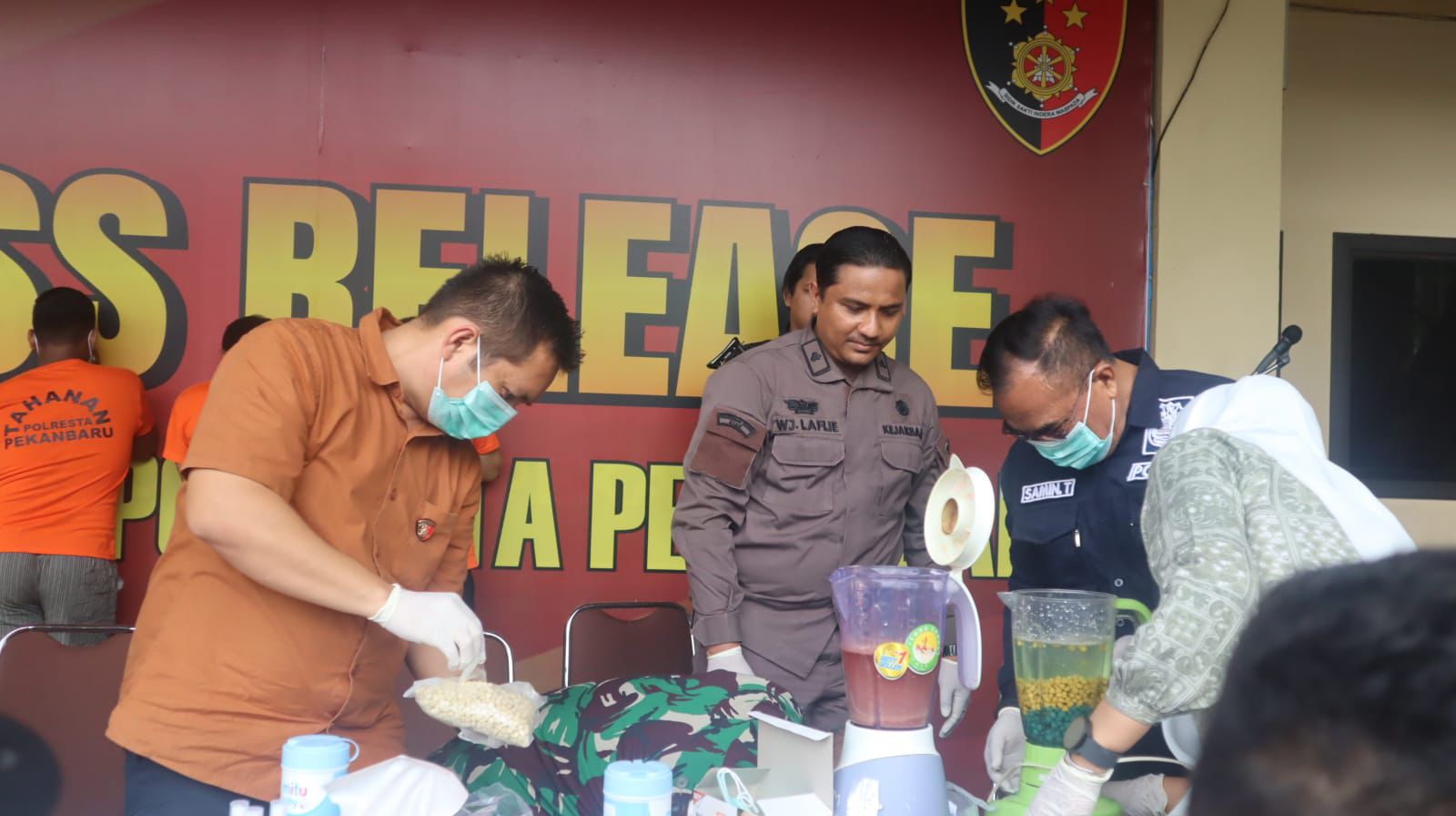 Barang Bukti Dimusnahkan, Polresta Pekanbaru Ungkap Sindikat Narkoba Modus Kirim Ayam Bangkok