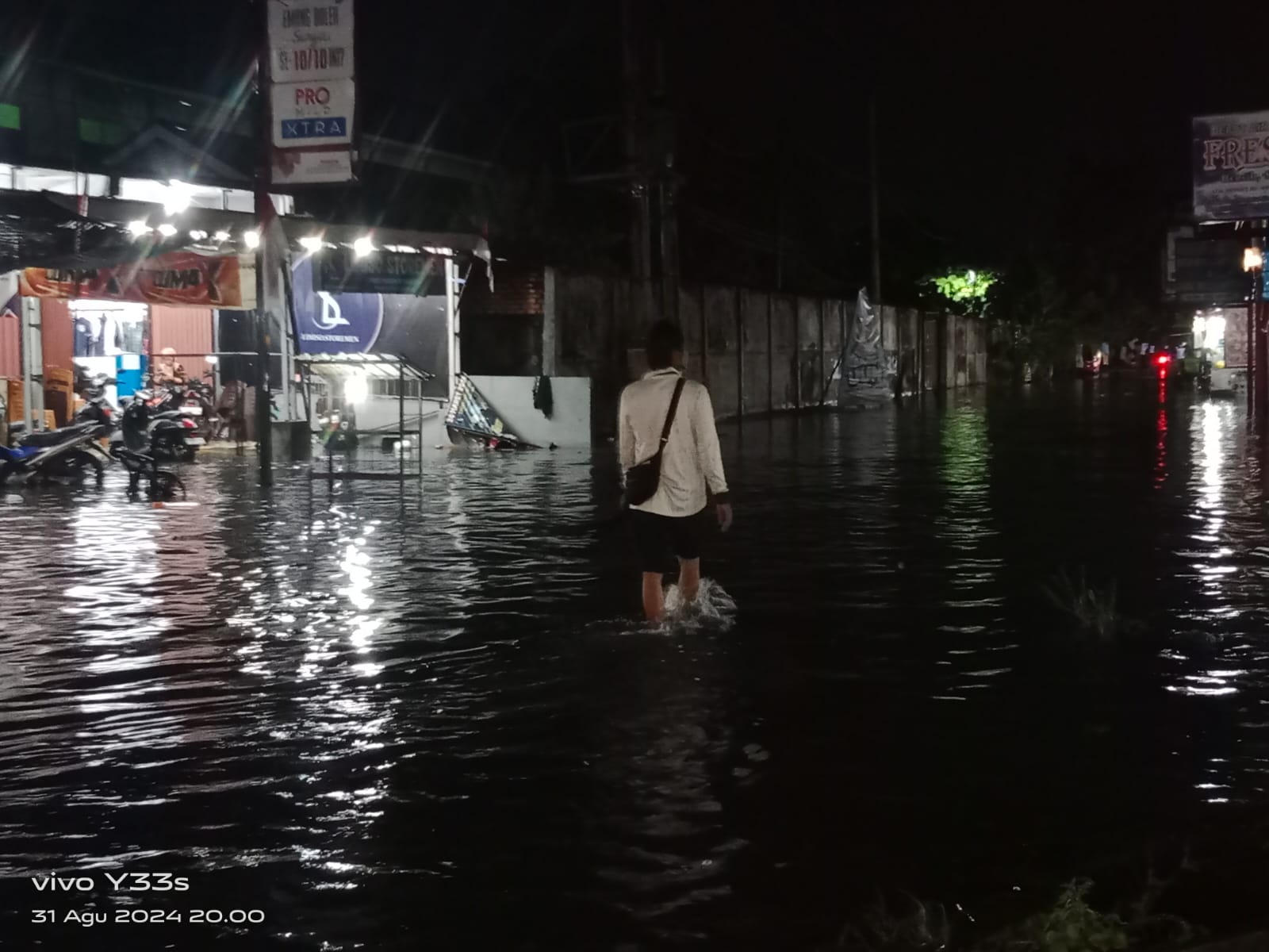 Diguyur Hujan Sebentar, Jalan Manyar Sakti Banjir Selutut