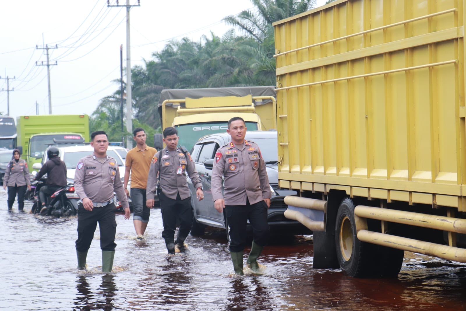 Diberlakukan Buka Tutup, Polres Pelalawan Turunkan Personel di Ruas KM 83 