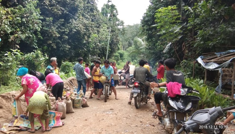 Warga Rantah Langsat Inhu Angkat Material Bangun Masjid dengan Sepeda Motor