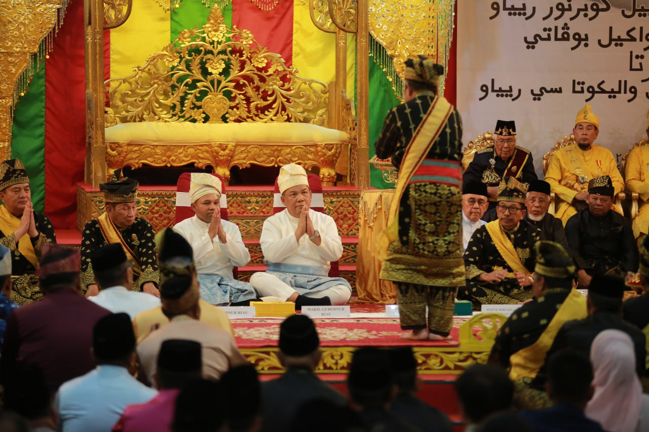 Gubri Abdul Wahid dan Wagubri SF Hariyanto Disambut Prosesi Tepuk Tepung Tawar