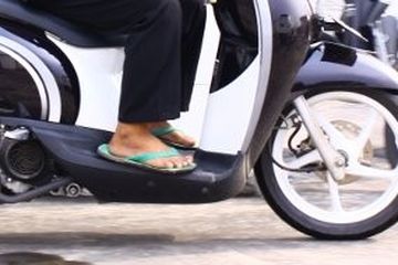 Tak Perlu Takut, Pengendara Sepeda Motor Pakai Sandal Jepit Tidak Ditilang