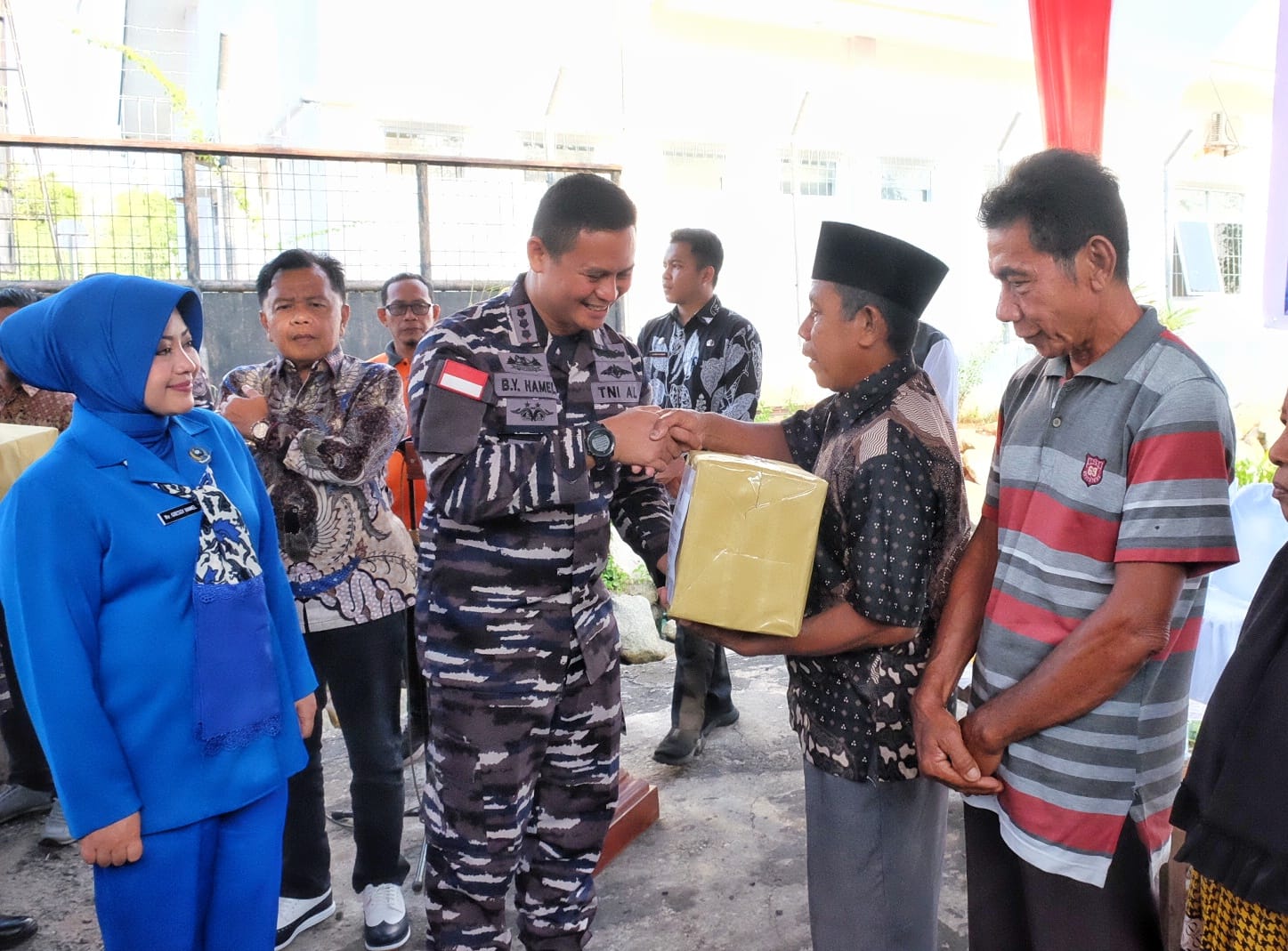 Lanal Dumai Bersama Pemkab Meranti Berbagi Sembako