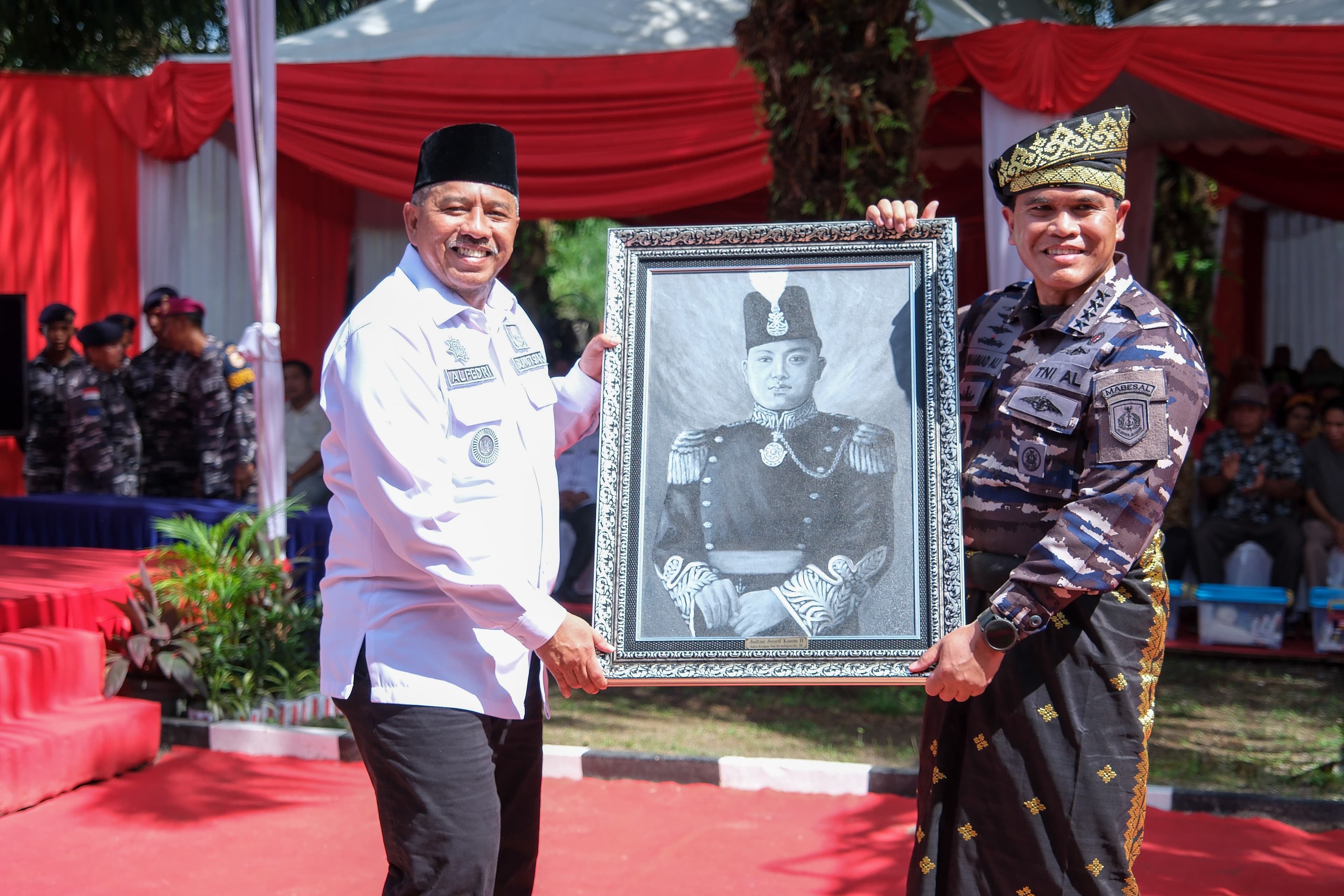 Kunjungi Siak, KASAL Laksamana TNI Muhammad Ali Serahkan Bantuan Sembako