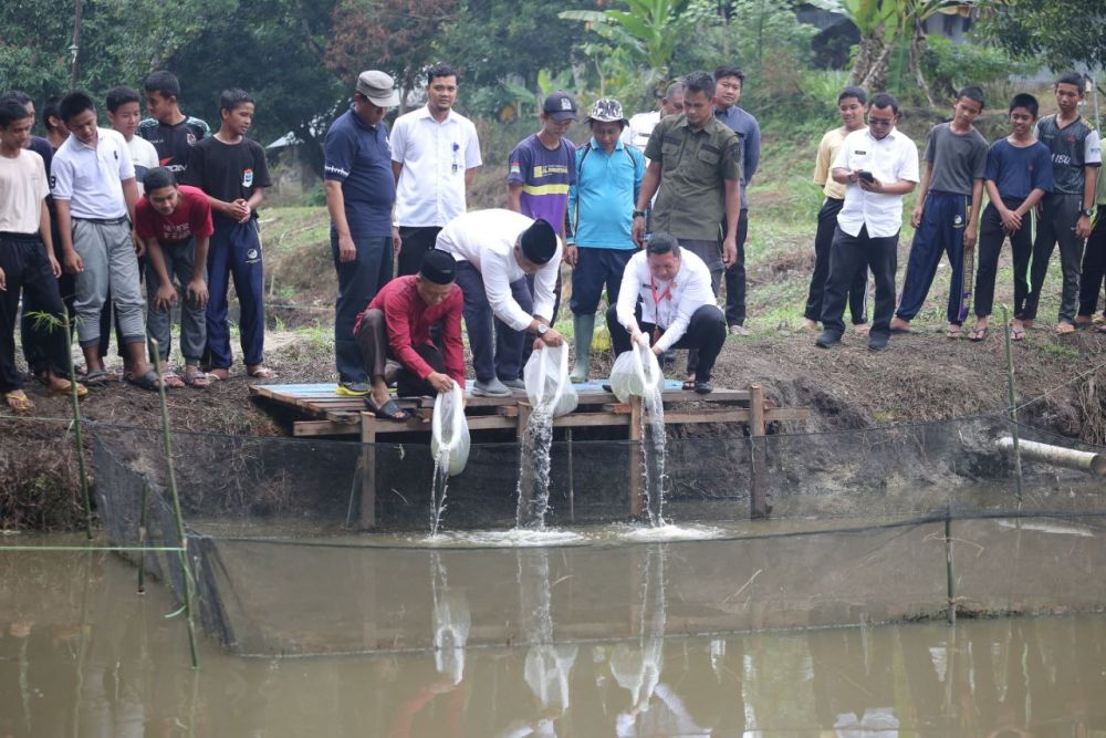 Pemprov Riau Serahkan 3000 Bibit Ikan ke Pesantren