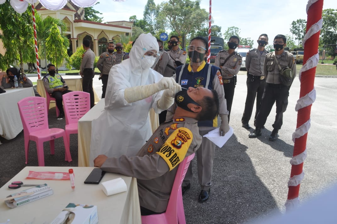 Antisipasi Penyebaran Covid-19, Personel Polres Siak Ikuti Tes Swab