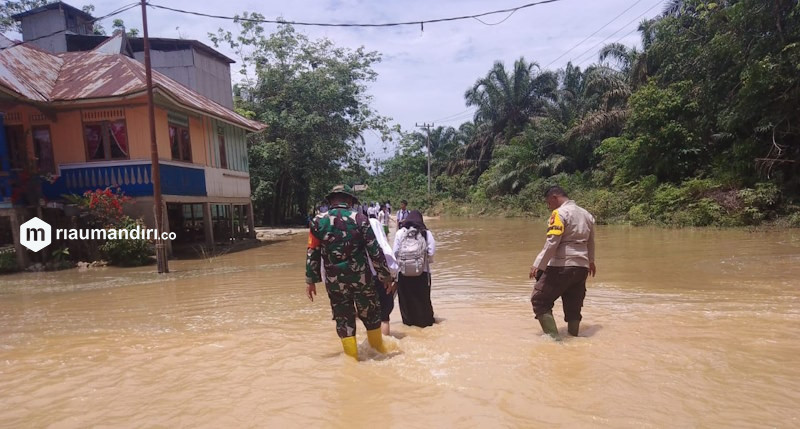 Berjuang di Tengah Banjir untuk Menjaga Pilkada Damai