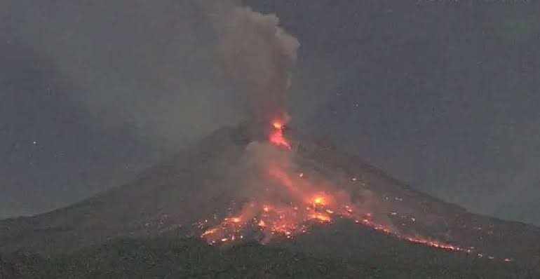 Merapi Luncurkan Lava Panas 13 Kali