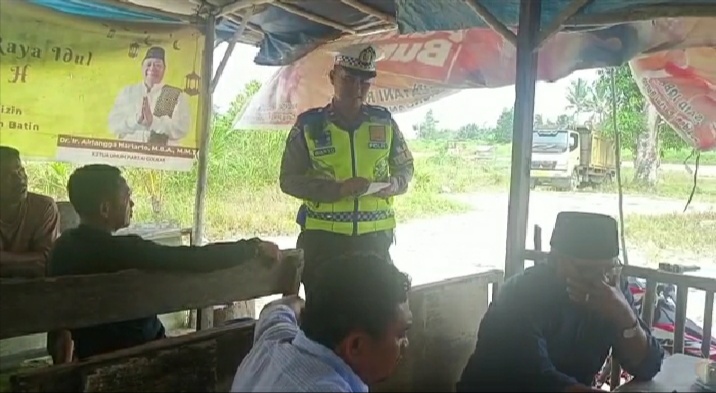 Satlantas Polres Siak Sasar Supir Truk Saat Sosialisasikan Keselamatan Berlalulintas