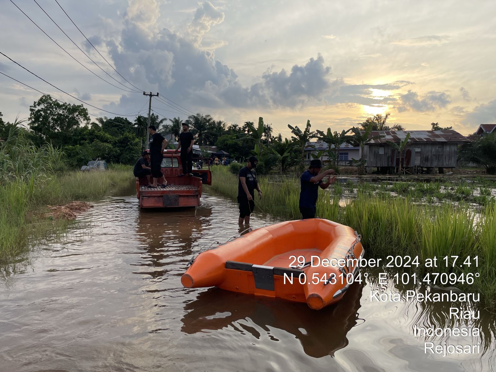 BPBD Siagaka  Perahu Karet di Tenayan Raya