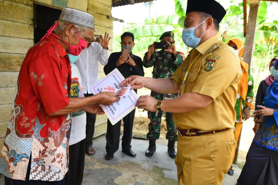 Serahkan BLT-DD, Bupati Kampar Bepesan Agar Digunakan untuk yang Bermanfaat