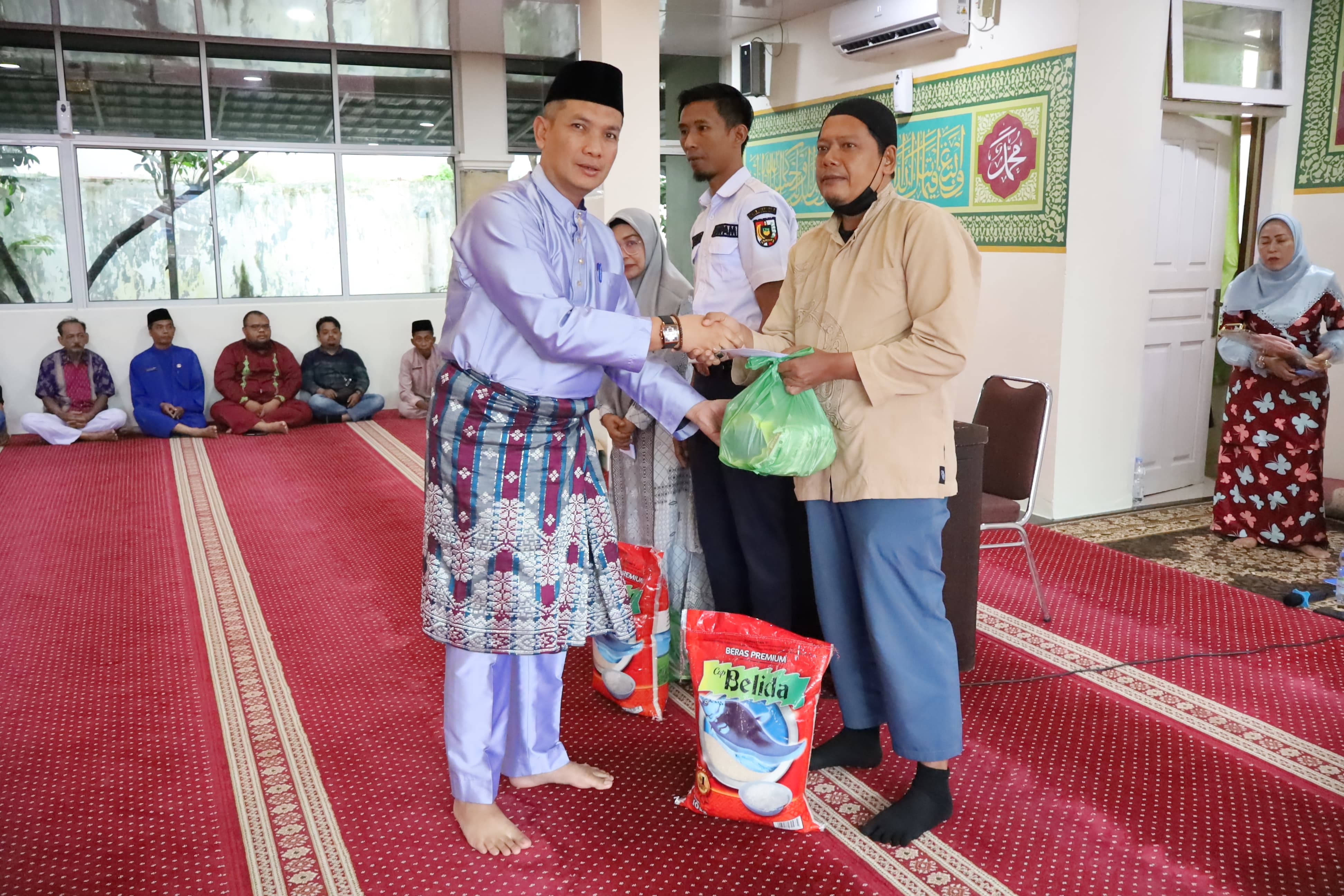 142 Mustahik Terima Zakat dari UPZ Bapenda Pekanbaru, Uang Tunai Hingga Sembako