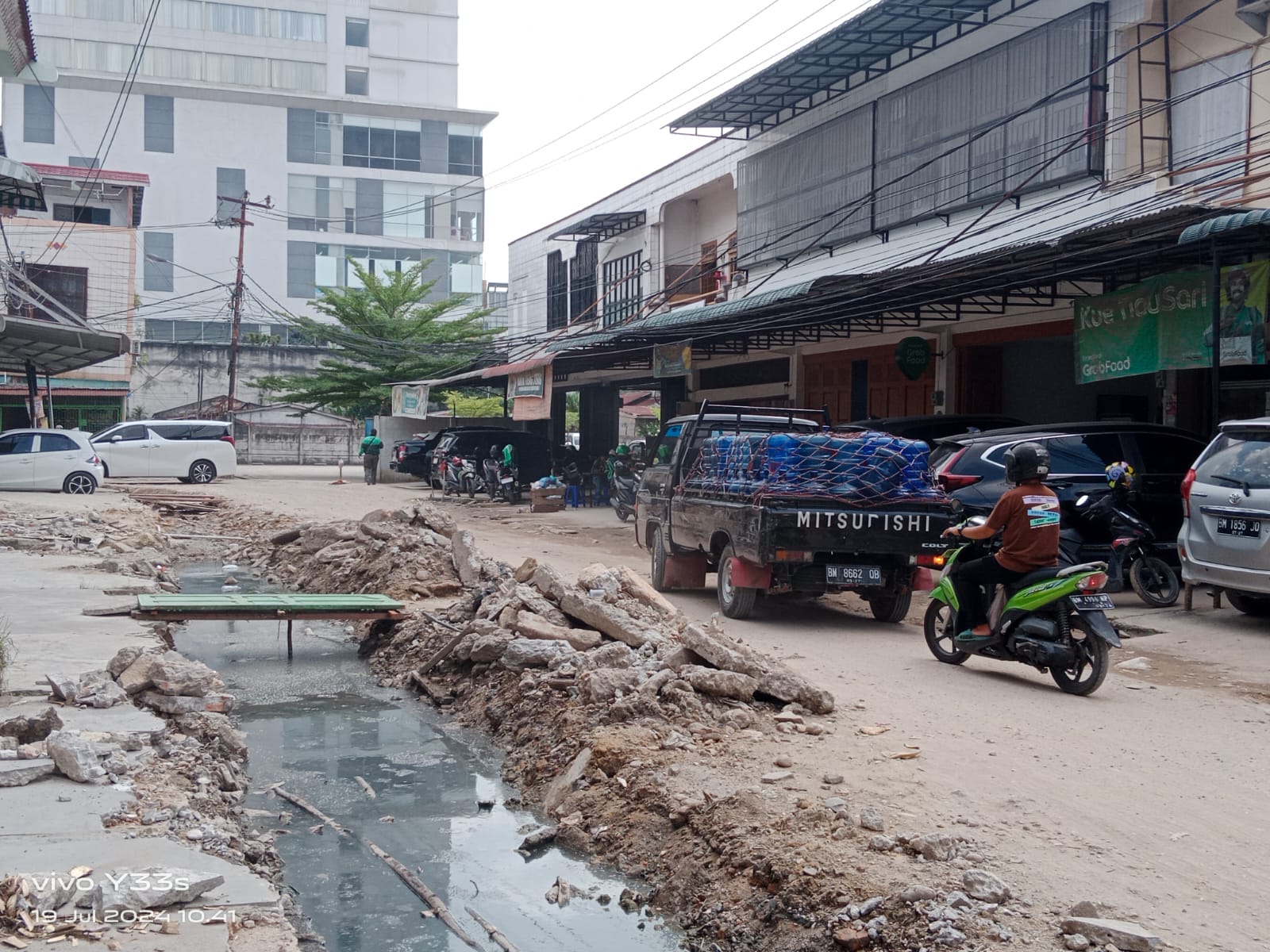 Perbaikan Drainase Terbengkalai, Jalan Mutiara Rusak Parah