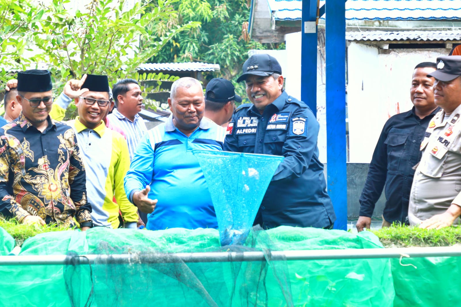 Bupati Alfedri Panen Perdana Budidaya Lele Program Ketahanan Pangan di Kampung Sawit Permai