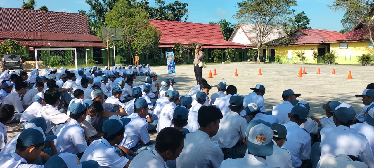 Bersama ISDC Riau, Satlantas Polres Siak Peragakan Safety Riding di Empat Sekolah di Mempura