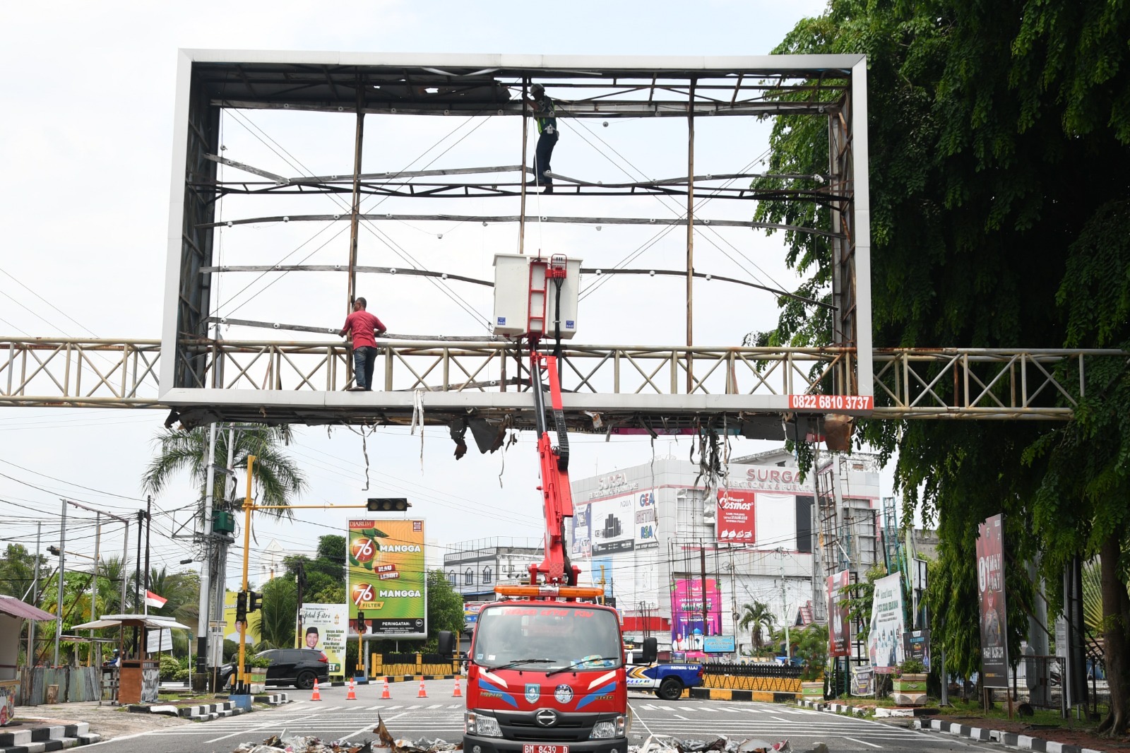 Membahayakan Masyarakat, Pemkab Bengkalis Bongkar Papan Reklame