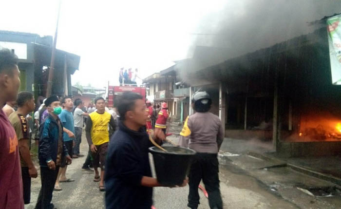 Pasar Danau Bingkuang Kampar Terbakar, Tiga Ruko Hangus