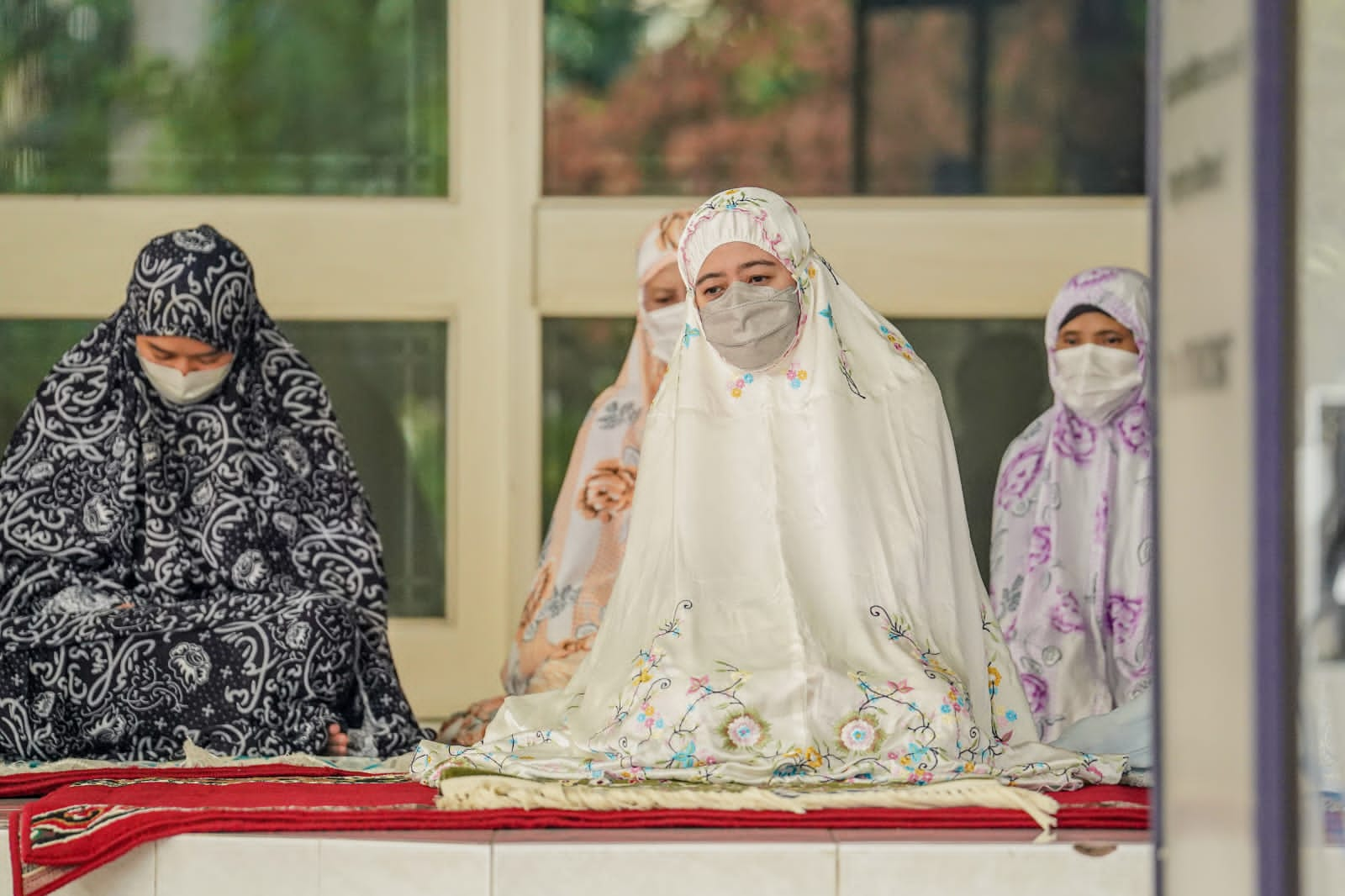 Salat Ied di Rumah Dinas, Puan: Mari Kita Sambut Hari Kemenangan Ini