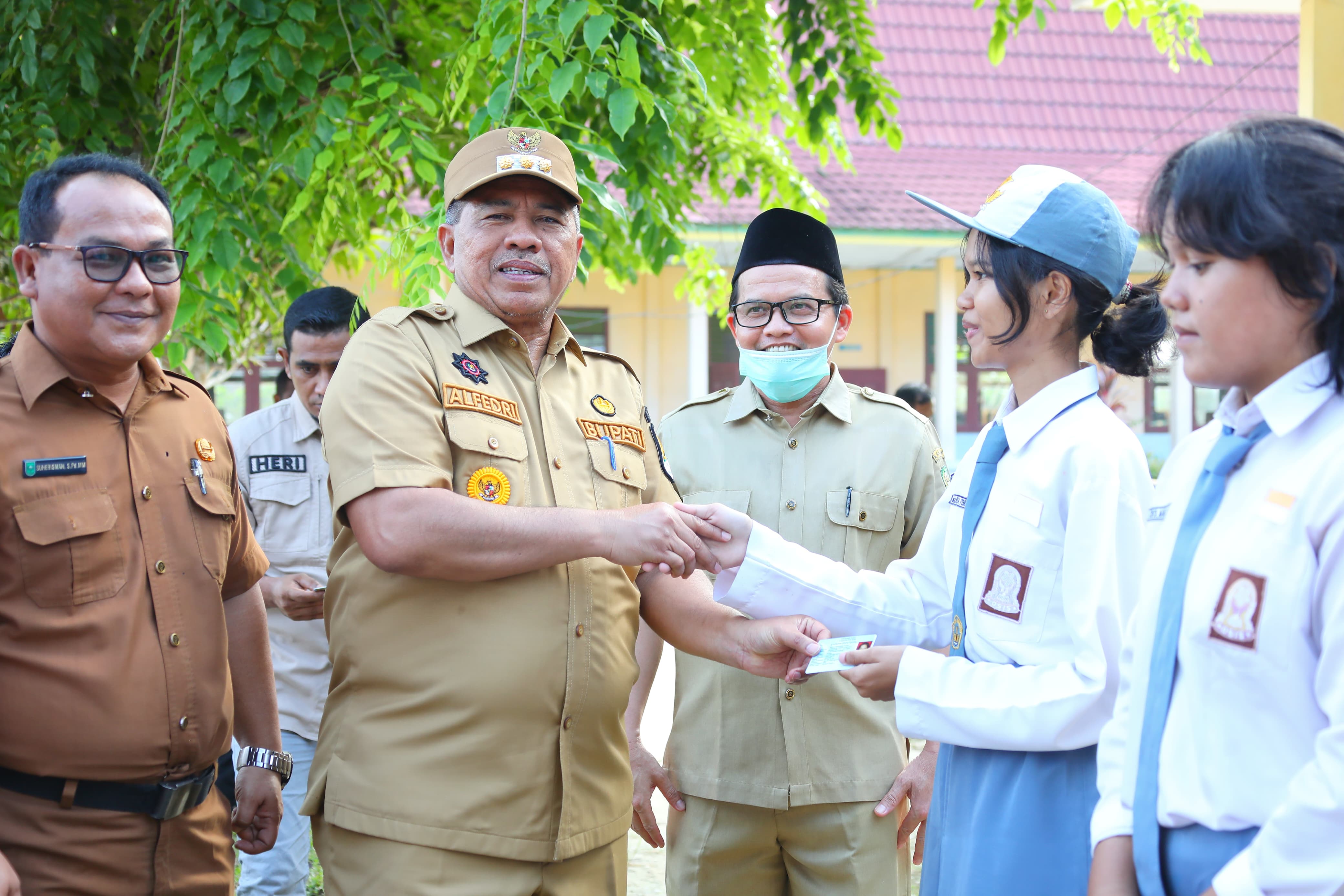 Bupati Siak Alfedri Serahkan KTP Elektronik ke Pelajar SMK 1 Koto Gasib