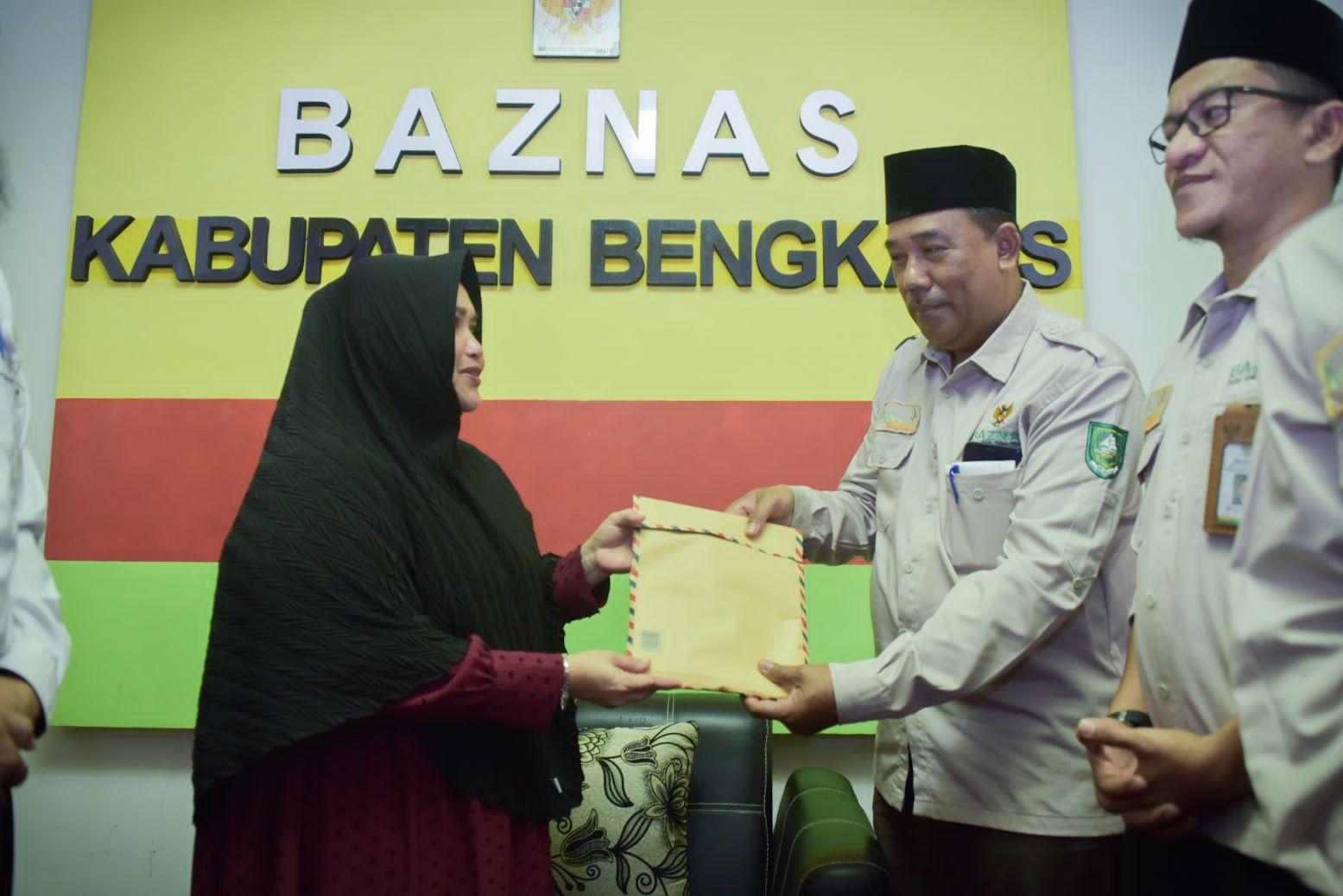 Bupati Kasmarni Tunaikan Zakat Mal di Baznas Bengkalis