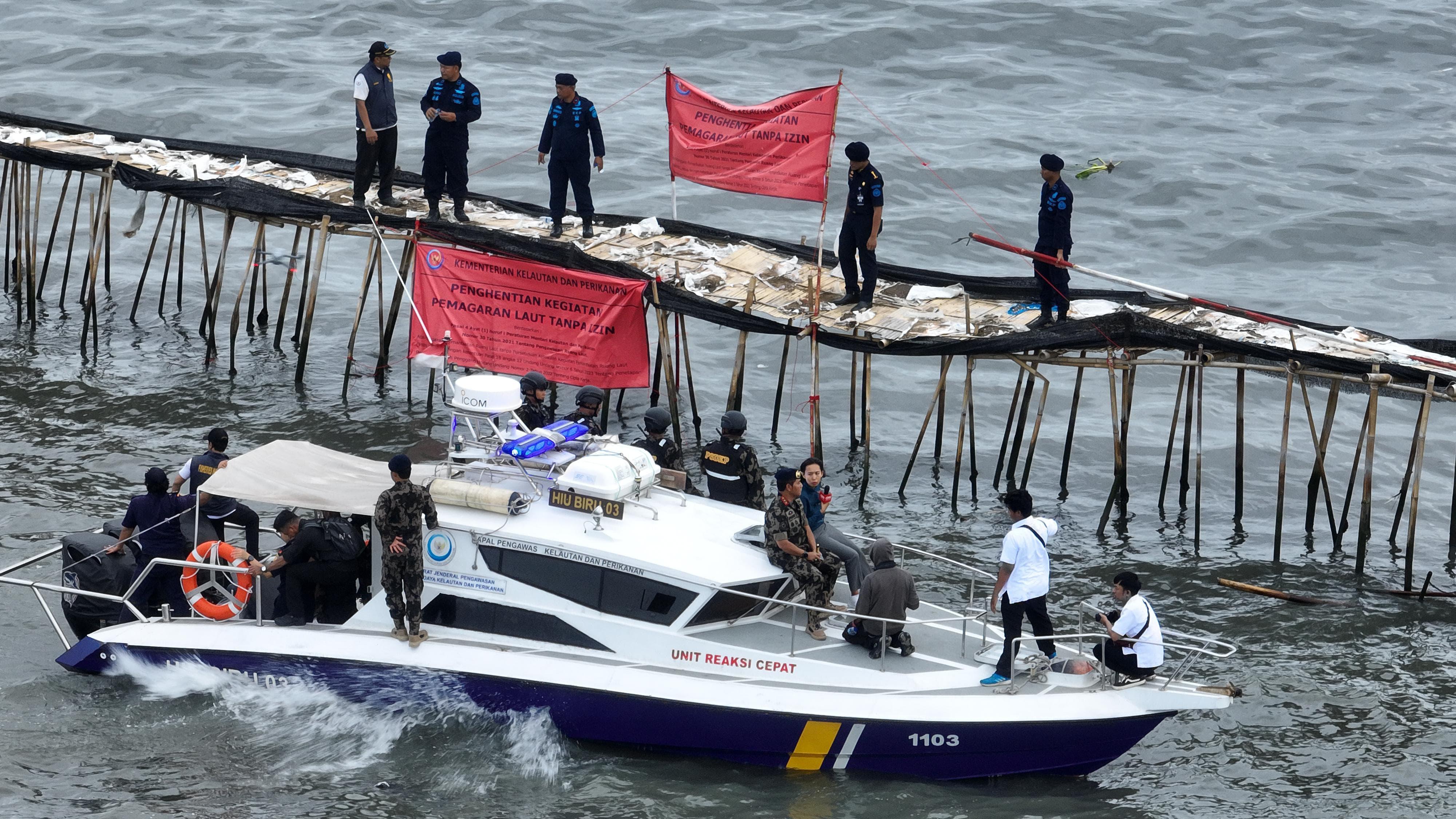 Pagar  Laut Misterius di Perairan Banten Disegel