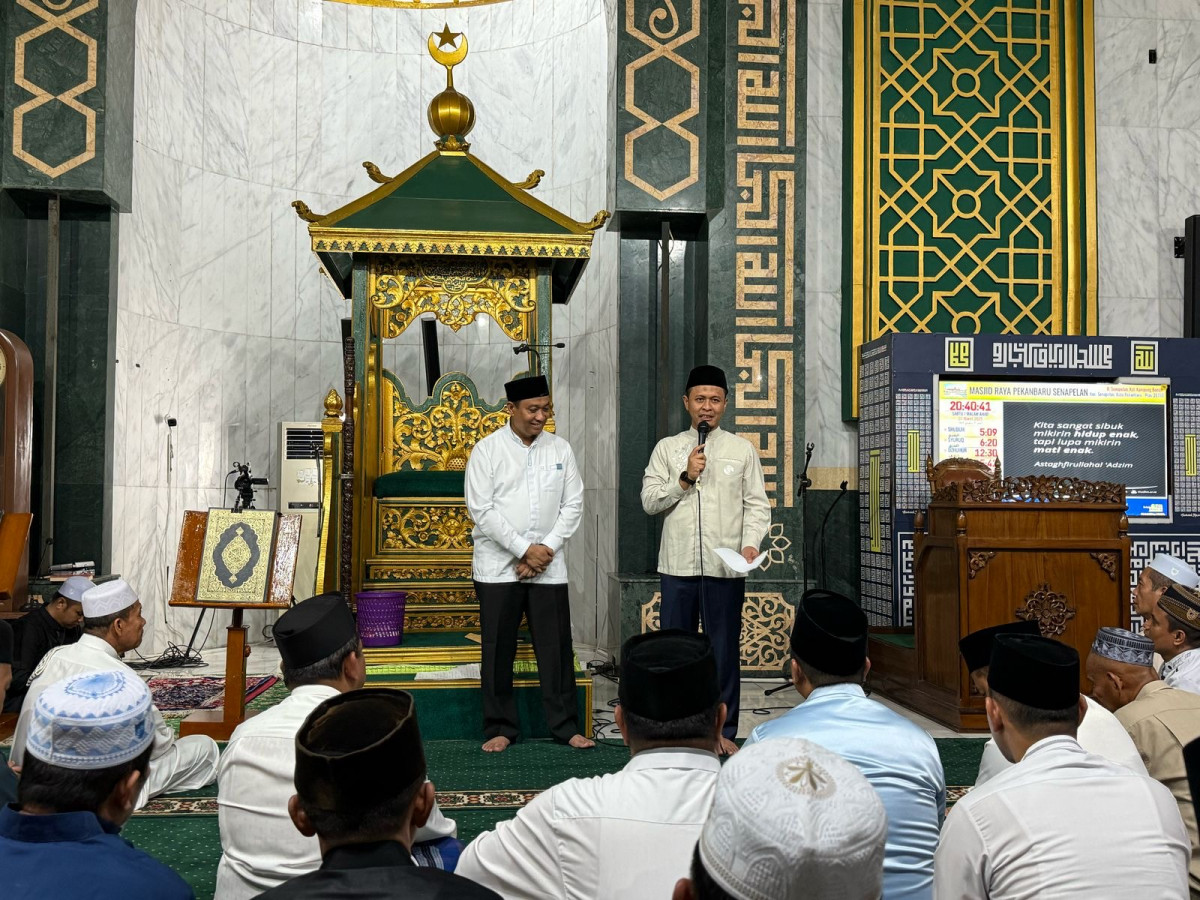 Wali Kota Agung dan Wakil Markarius Salat Tarawih Perdana di Masjid Senapelan