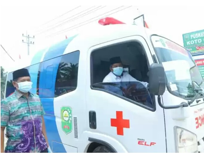 Bupati Siak Alfedri Serahkan Satu Unit Ambulance Untuk Puskesmas Koto Gasib