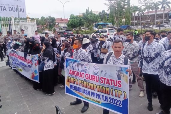 Puluhan Guru Honor Datangi Kantor Gubernur