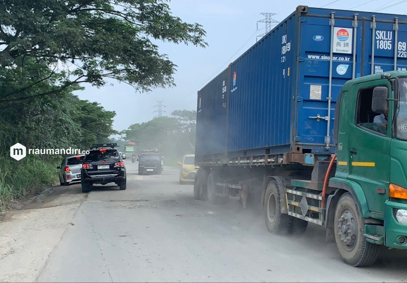 Jalan Provinsi di Siak Semakin Hancur